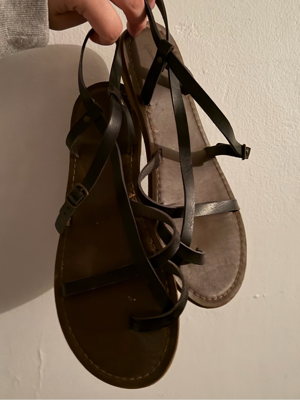 Women's Strappy Leather Flat Sandals - Black